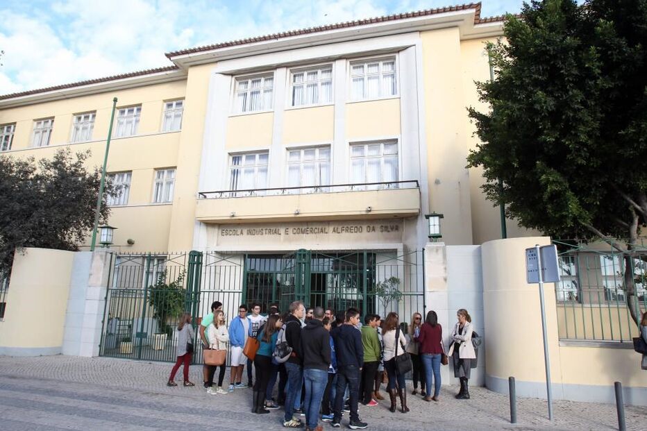 Escola Alfredo da Silva, Barreiro, educação, questões sociais, telhado, escola, pais, situação, repetição, garantias