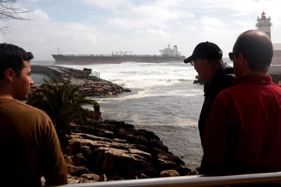 cargueiro, petroleiro, encalhado, Tokyo Spirit