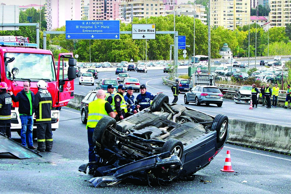 Capotamento fere pai e filho 