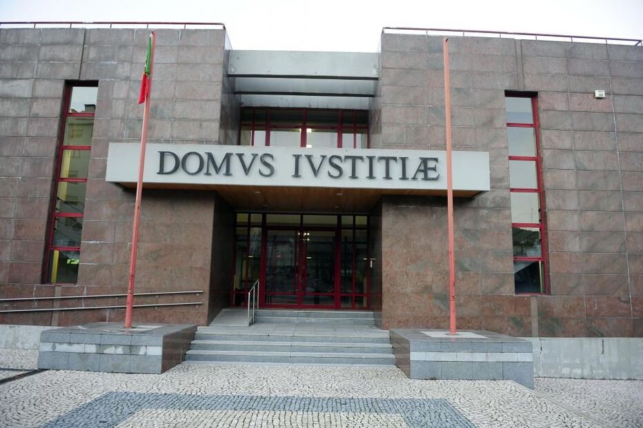 19-10-2015_04_46_41 11 tribunal fundão.jpg