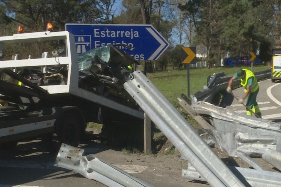 Acidente, A44, despiste, colisão, Espinho
