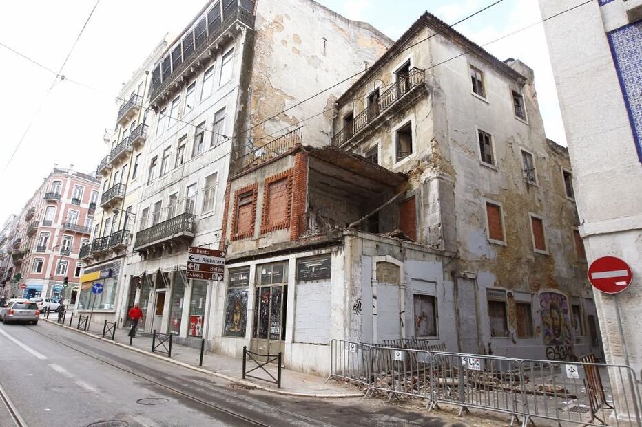 Lisboa, Calçada Marquês de Abrantes, prédio, queda, viaturas, danos