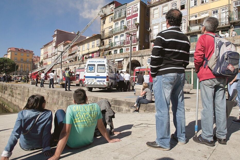 fogo, Ribeira, prédio, chamas, andar, prédio, Porto, entulho