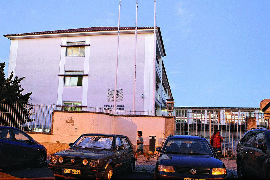 pontapé, aluno, escola, professora, estudante, secretária, agressão, Belém, Lisboa