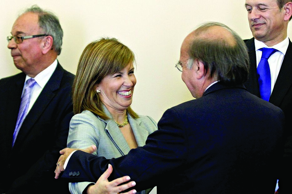 31 milhões para bolsos do Estado 