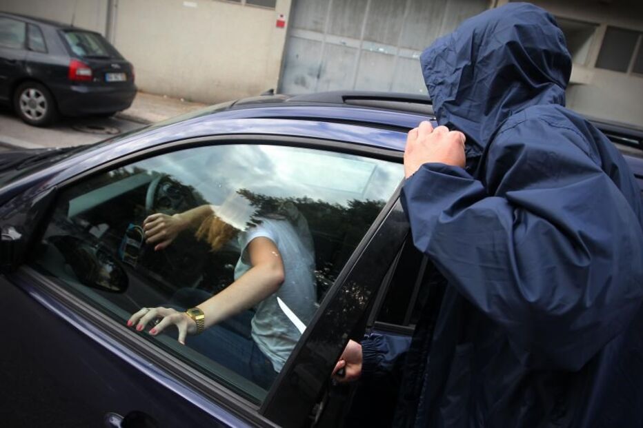 29-10-2015_03_38_07 12 carjacking.jpg