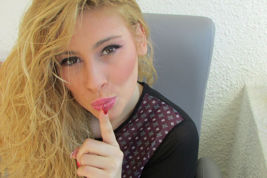 Bernardina Brito, Tony Carreira, Casa dos Segredos, música, Facebook