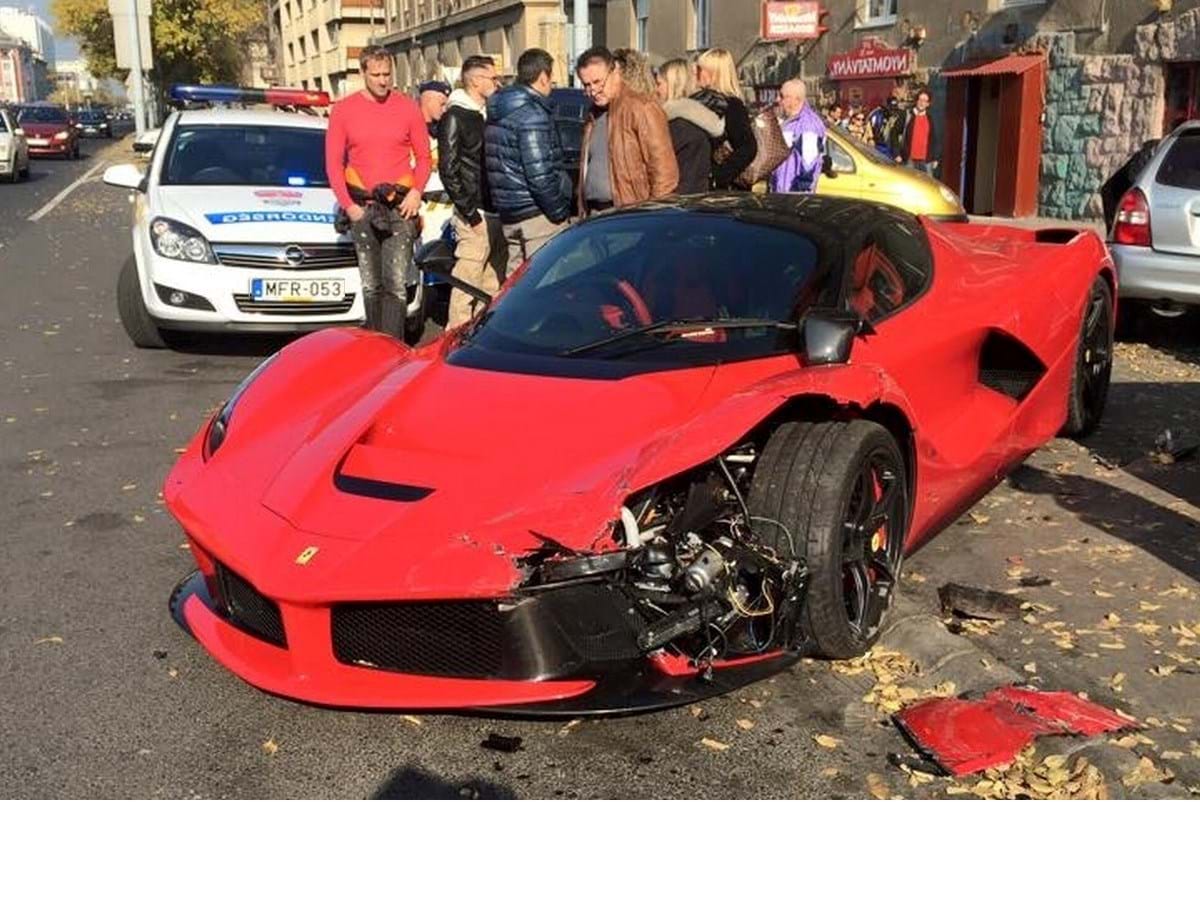 Destrói Ferrari de 1,3 milhões à saída do stand - Insólitos foto