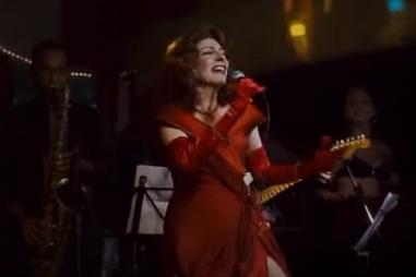 Marília Pêra canta 'Aquarela do Brasil' no filme 'Embarque Imediato'