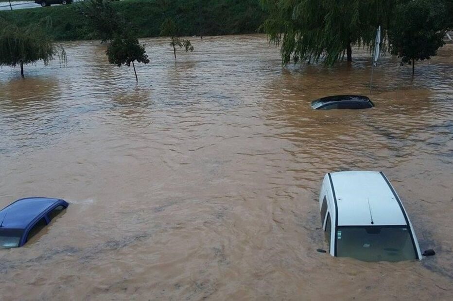 carros submersos