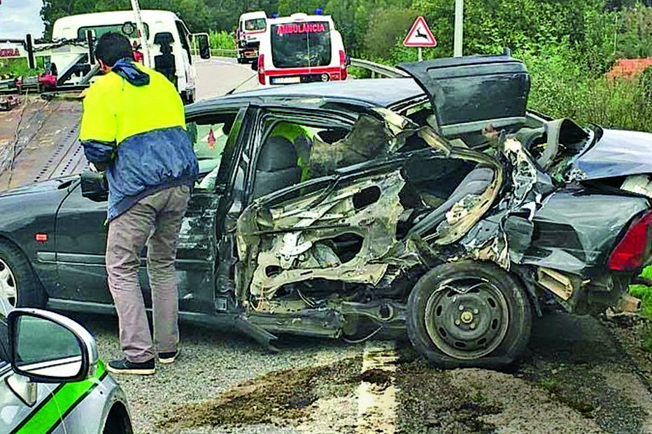 Dois feridos em colisão de carro com ambulância 