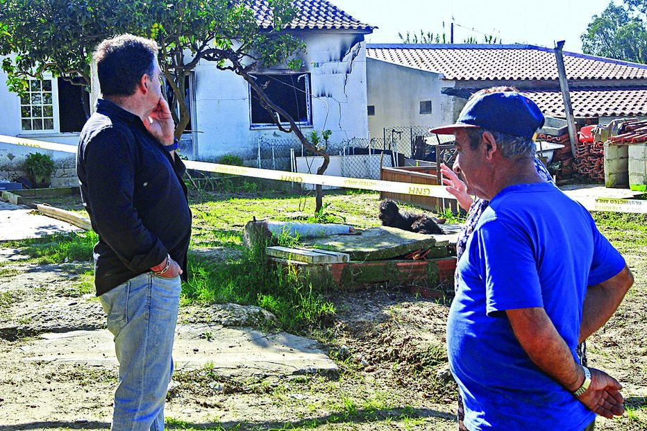 banheira, morre, chamas, fogo, incêndio, PJ, Setúbal, crime, Paulo Gamito, Fernão Ferro, Seixal