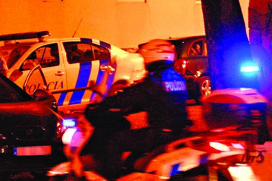 polícia, ferido, serviço, Matosinhos, rua Roberto Ivens