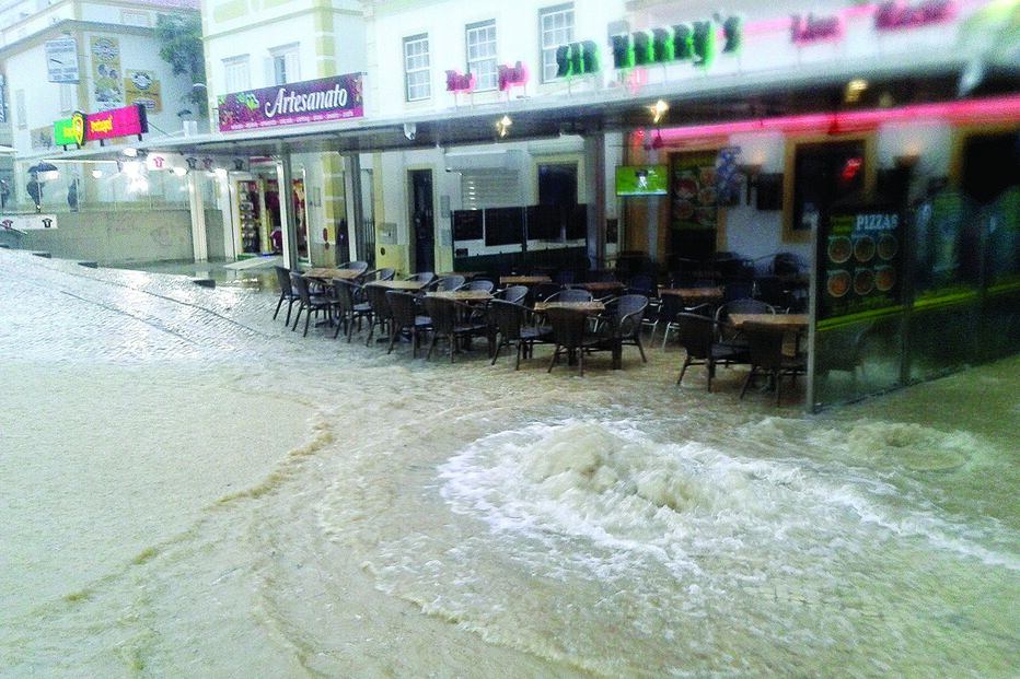 Algarve, canalização, enxurrada, água de caixas de esgotos, sanitas de restaurantes, 