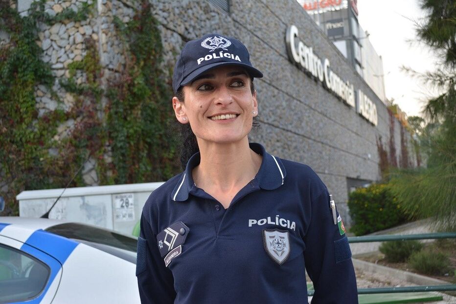 PSP, Polícia de Segurança Pública, tristeza, agente, Alexandra Sousa, parque de estacionamento, Centro Comercial Alegro, Alfragide, Amadora, solidariedade, vestuário