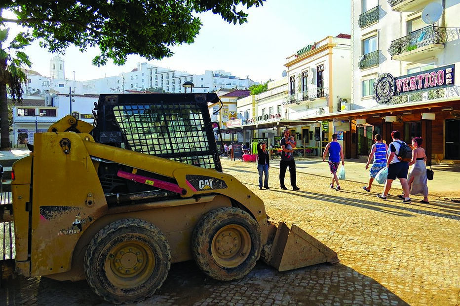 Comércio reabre após tempestade 