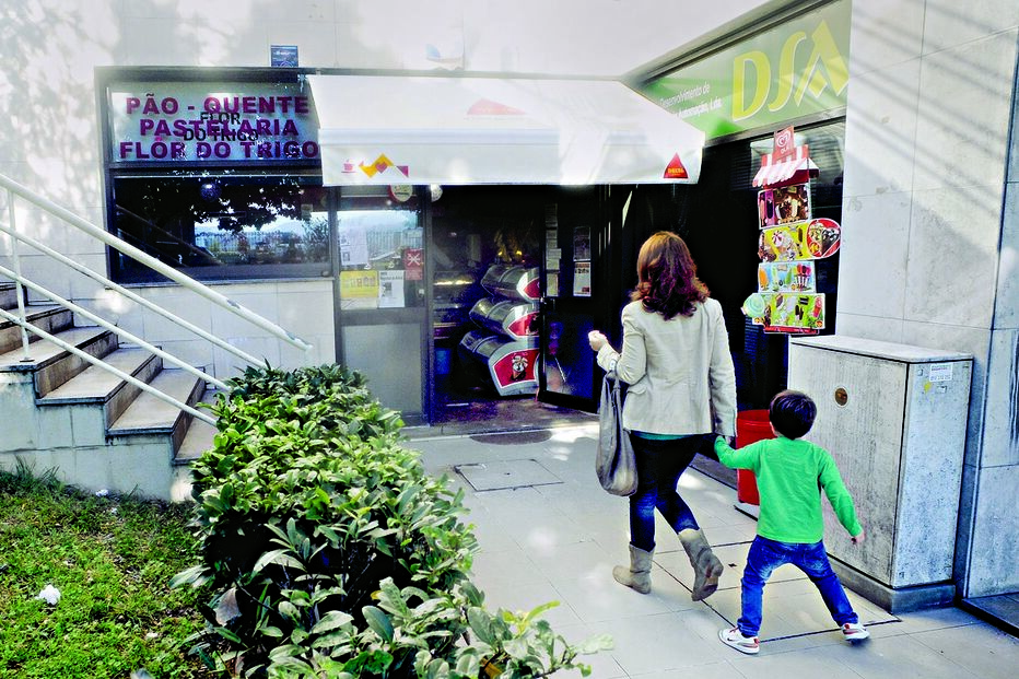 Provoca o pânico e rouba 20 euros 