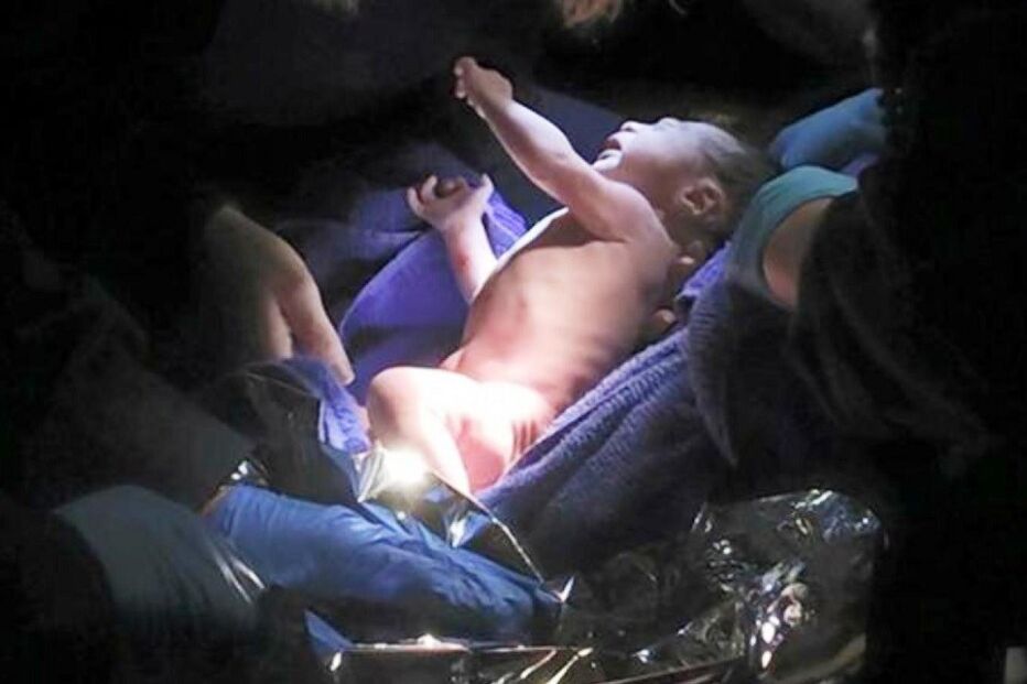 Bebé, polícia, Nova Iorque, recém-nascido, abandonado, igreja, Queens, EUA, Estados Unidos