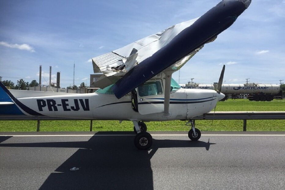 Avioneta, avião, aterragem de emergência, trânsito, Rodovia dos Bandeirantes, São Paulo, Brasil, aeronave