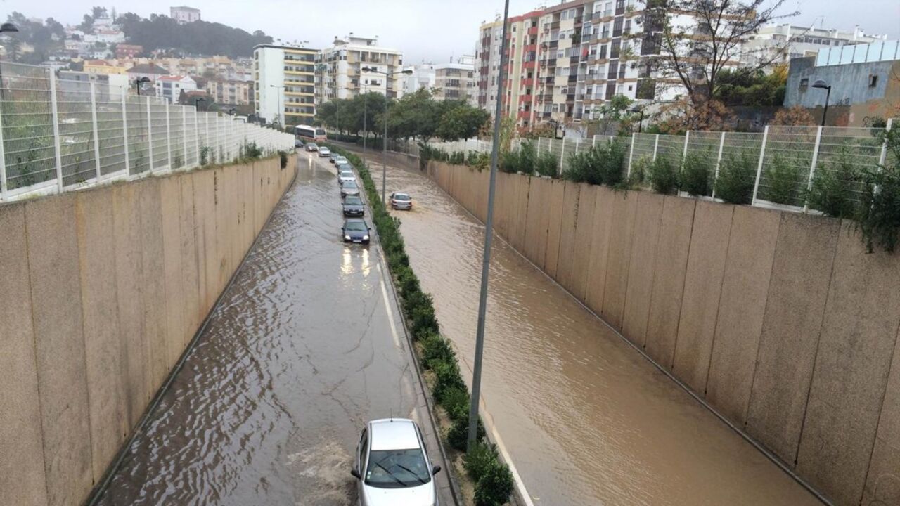 Chuva intensa provoca inundações e queda de muros em Famalicão 