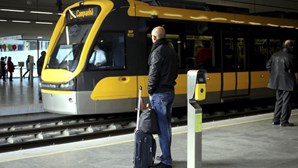 Colisão entre carro e composição do metro do Porto interrompe circulação da linha laranja