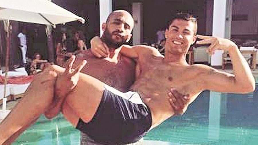 Badr Hari com Cristiano Ronaldo ao colo, em Marrocos