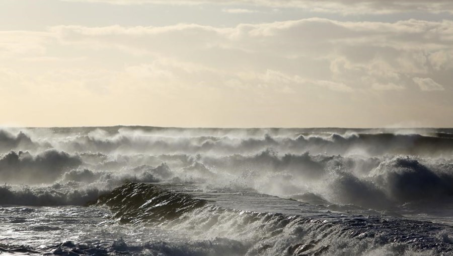 As ondas vão aumentar até aos quatro metros e de 1,5 metros na zona sul da ilha.