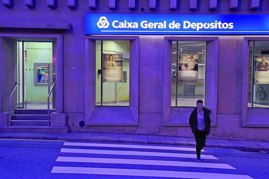 Bancário desvia dinheiro a cliente 