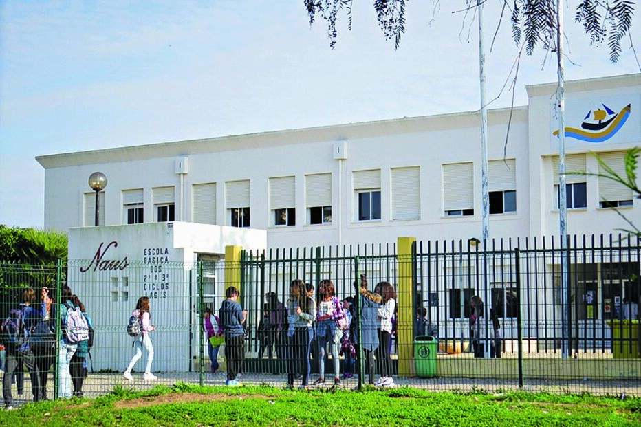 Pisa cabeça de aluno em escola 