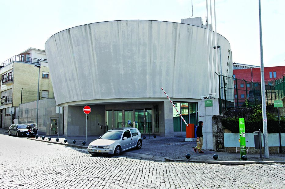 Violada à frente do namorado 