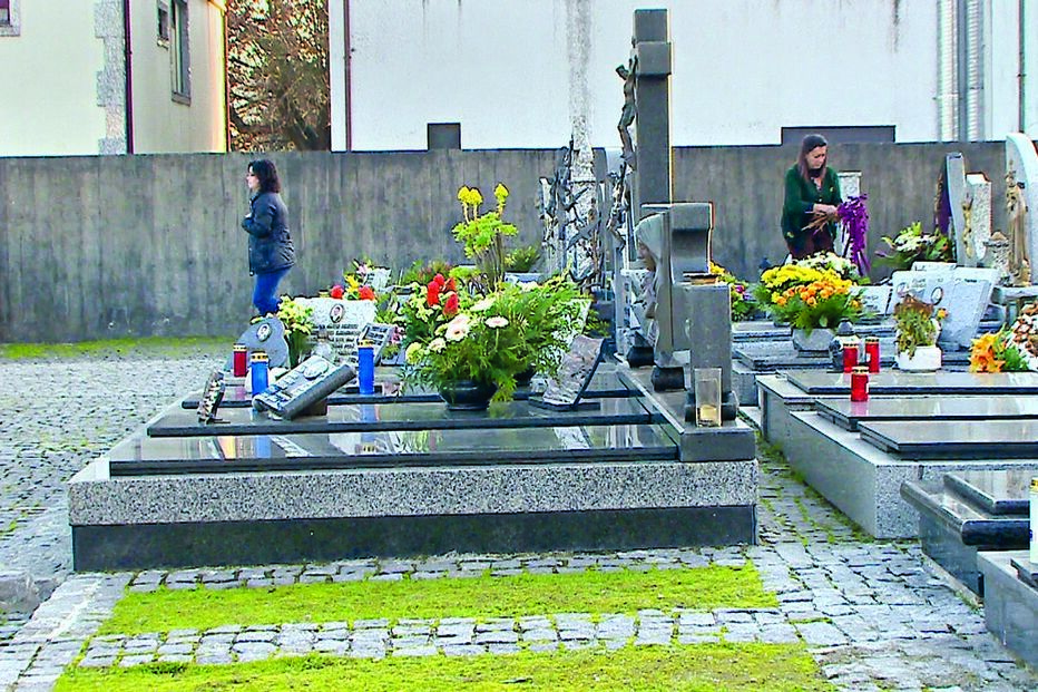 assaltos, cemitérios, Guimarães, ladrões, sepulturas