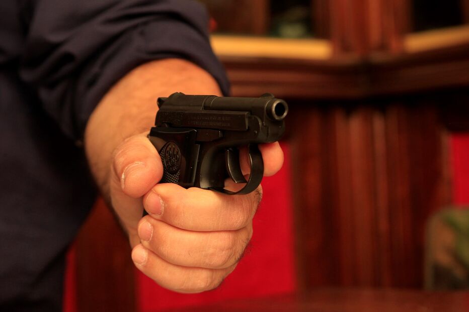 Mão com pistola