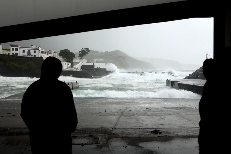 tempestade, Açores, São Miguel, morto, mau tempo, chuvas, vento, ondas