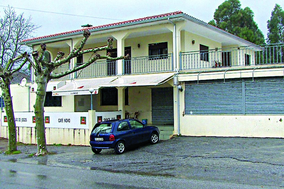 Arma, pânico, guerra, café Novo, em Arcozelo, Vila Verde, Glock