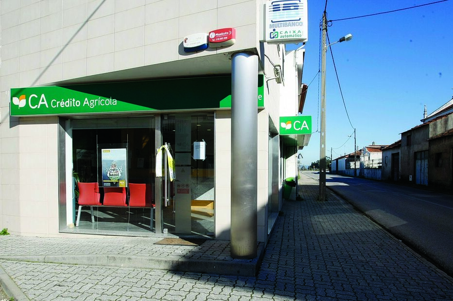 Solitário assalta banco de BMW 