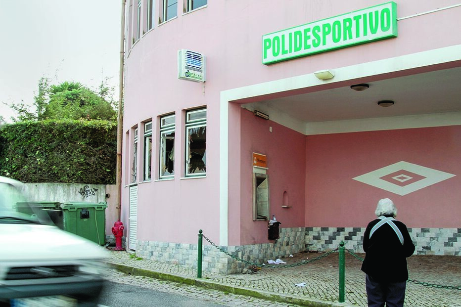 Bomba em ATM arrasa pavilhão 