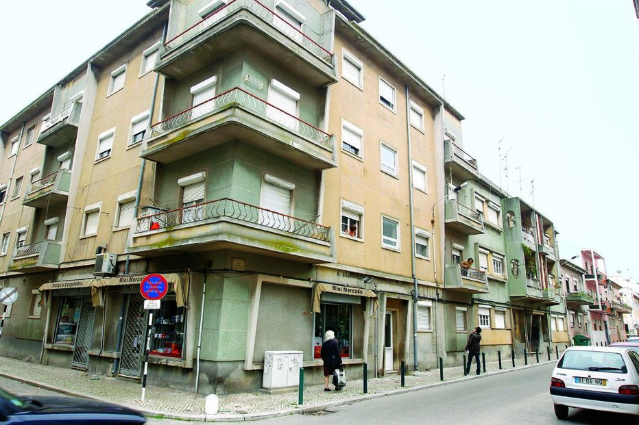 Espanca o pai e tenta atear chamas à mãe 