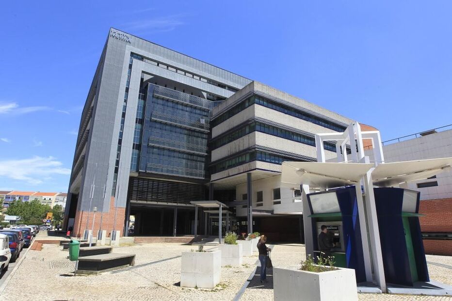 esfaqueia, polícia, fuga, mulher, desempregado, Barreiro