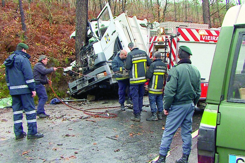 choque, veículo, camião, Algarve, lixo, resíduos, trabalhadores, Mosteiro, pinheiro, Nacional 304