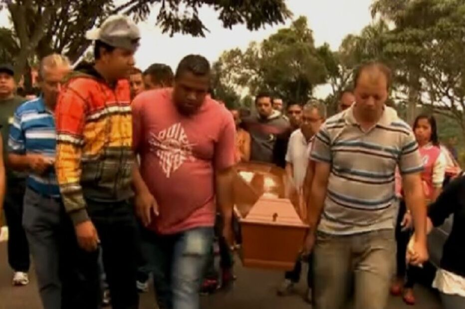 Salvamento, deslizamento de terras, Itapecerica da Serra, São Paulo, Brasil, Marisa Morchiela