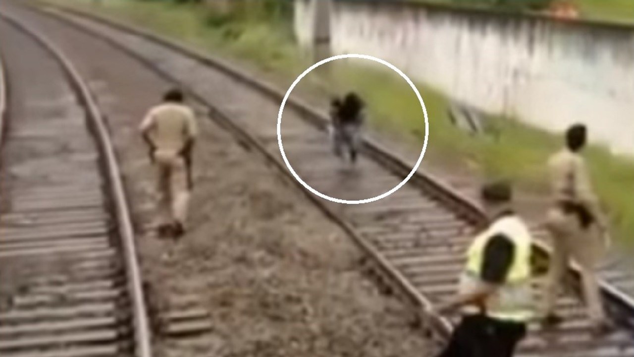 Avô salta para a linha de comboio para salvar neta no carrinho de bebé  VIDEO