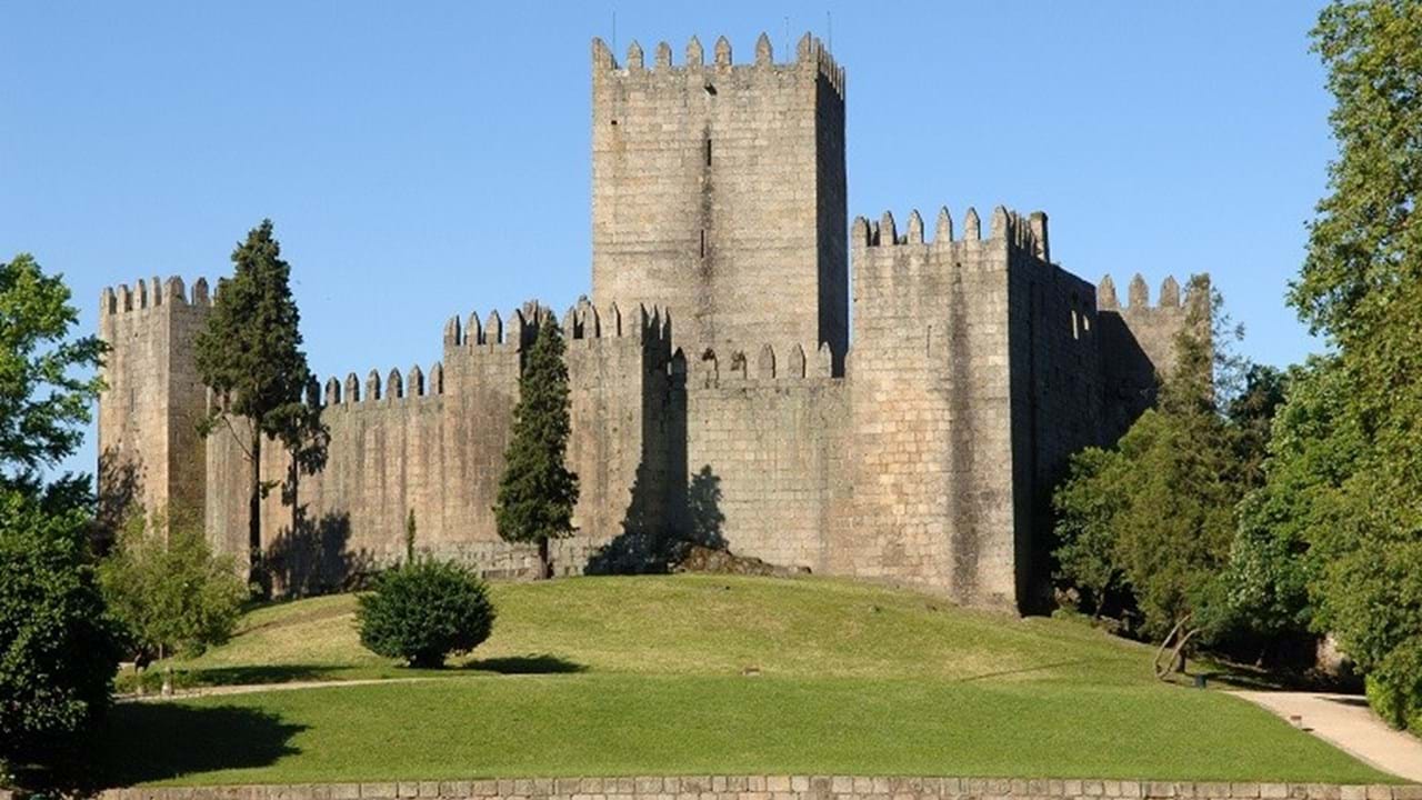 Visitar o Castelo de Guimarães vai passar a custar 2€ - Cidades ...
