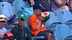 Rapaz devora melancia inteira 