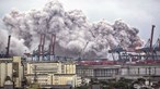 Explosão cria nuvem tóxica