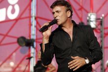 Tony Carreira, cantor, condecoração, Cavaleiro da Ordem das Artes e das Letras, embaixada, Paris, música, emigrantes