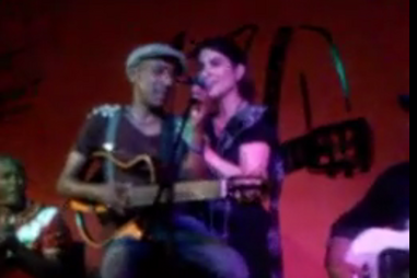 Cleo Pires canta com Tito Paris