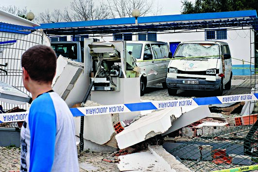 trio, encapuzados, multibanco, assalto, cofre, Foros de Amora, Seixal