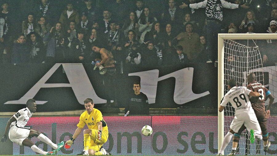 Iker Casillas deixa a bola à mercê de Bouba Saré, que faz o golo com que o V. Guimarães vence o FC Porto no Estádio D. Afonso Henriques 