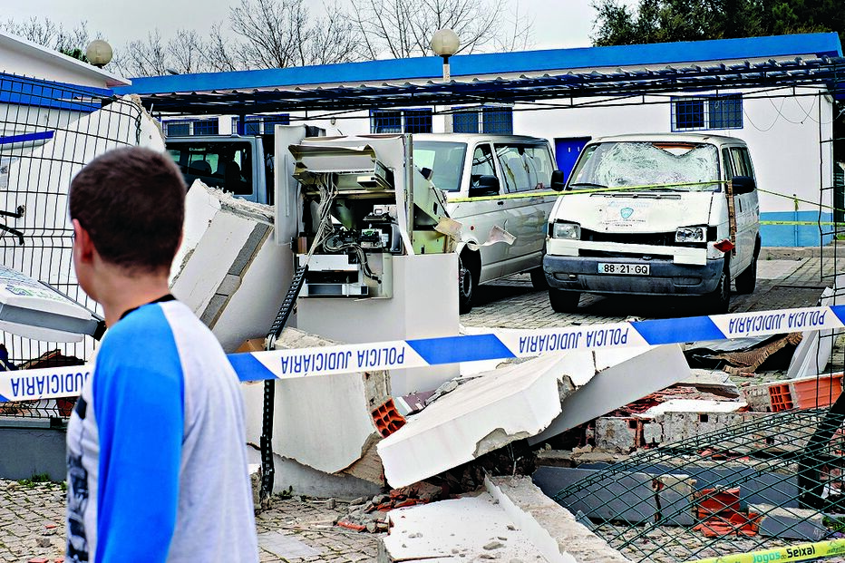 trio, encapuzados, multibanco, assalto, cofre, Foros de Amora, Seixal