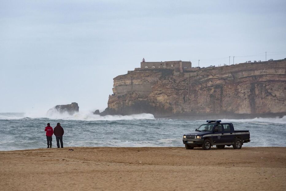 praia Nazaré, buscas, desaparecido